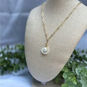 Elegant Gold Pearl Pendant Necklace
